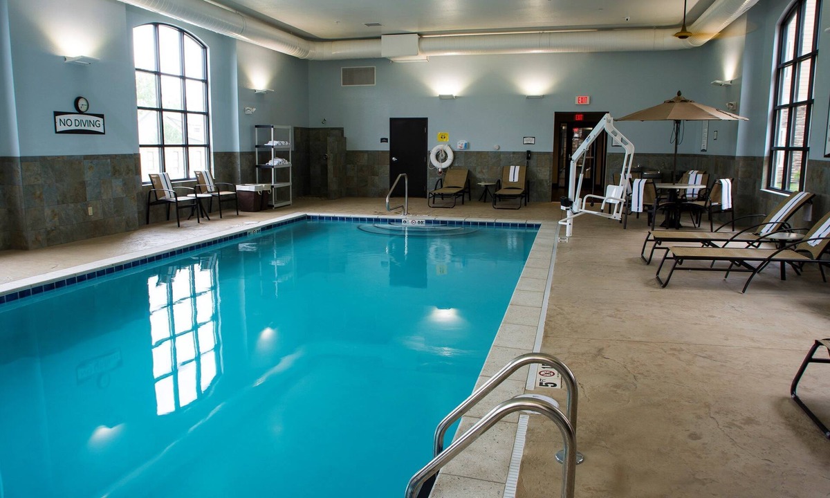 Meadowthorpe Condo | Near U of Kentucky. Free Breakfast. Indoor Pool.