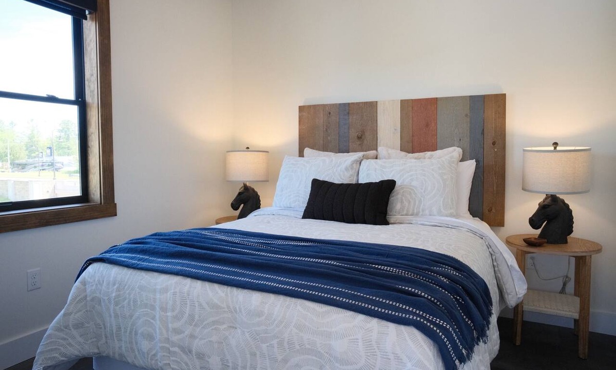 Indian River Condo | New 2BR Condo w/Balcony Above Inn Between