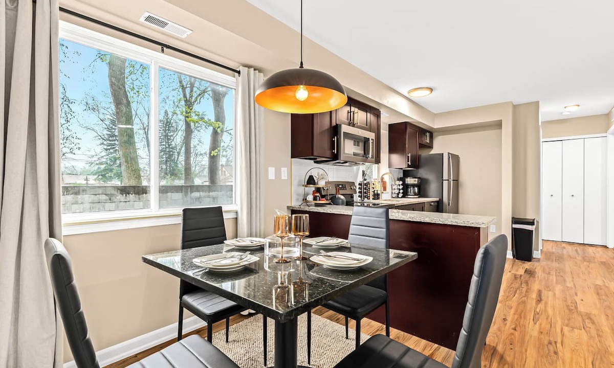 Roseville Apartment | New! Bright & Cozy 1BR Flat with Double Recliners