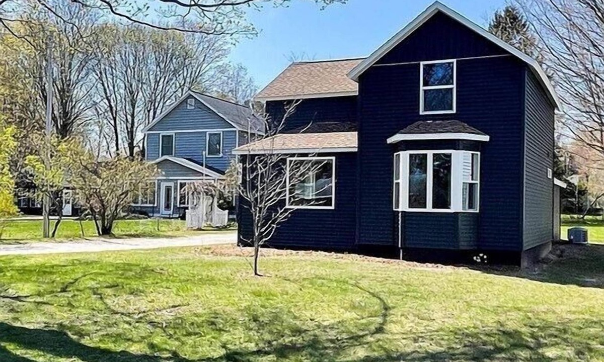 Frankfort House | New! Lake, Town, and Dunes - Simply Gorgeous and Great Location in Downtown Frankfort! Also dog-friendly!