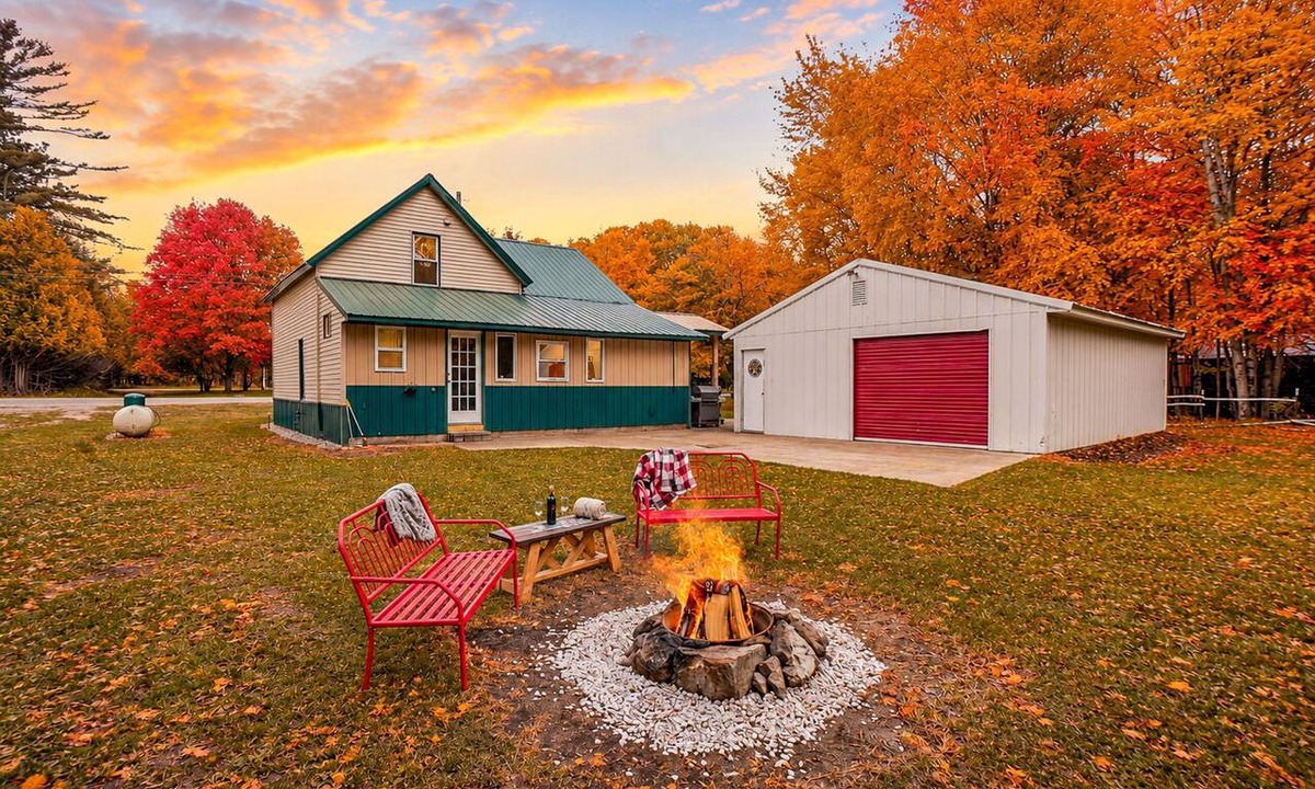 Trout Lake House | New Listing! 4 Bedroom Home 2 mins from the Lake-Boating-Fishing-Fire Pit