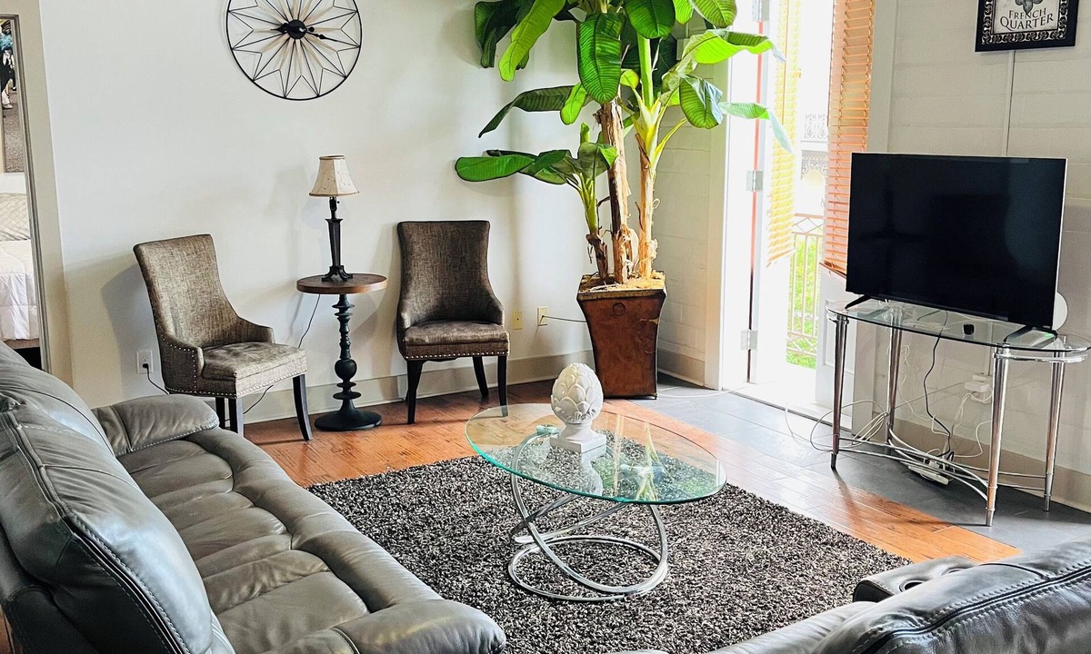 French Quarter Apartment | New Unit! Near Bourbon St. Book for Festivals ! Great for Small Groups Birthdays