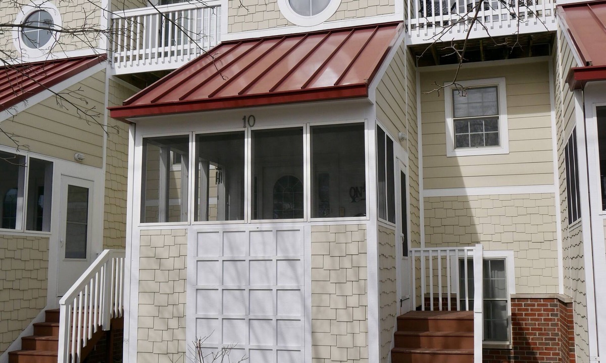 New Buffalo House | Newly remodeled, charming townhome nestled in heart of downtown New Buffalo!