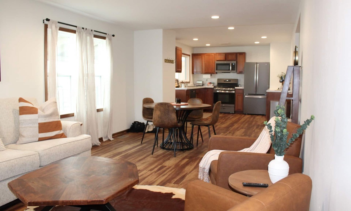 St. Charles Apartment | Newly Renovated 2-bedroom apartment in Downtown Saint Charles