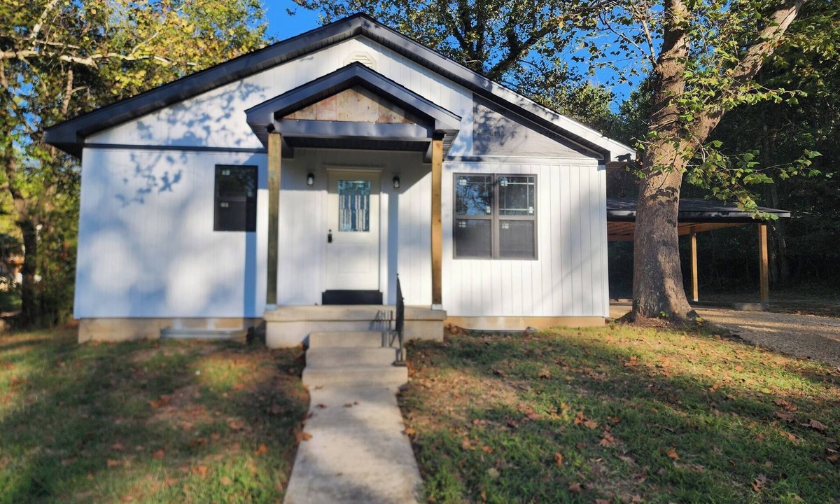 Michael House | Newly Updated Home! 3 bedrooms in the country, acreage available