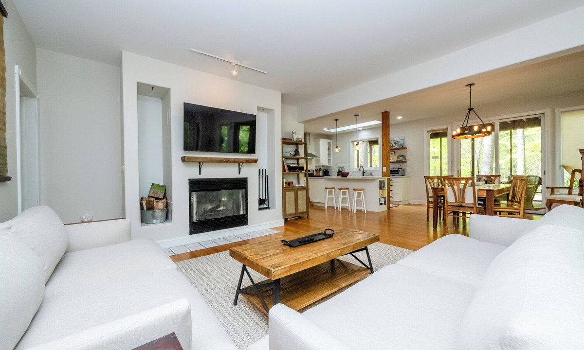 Union Pier House | Newly Updated Union Pier Home with Deeded Beach Access!