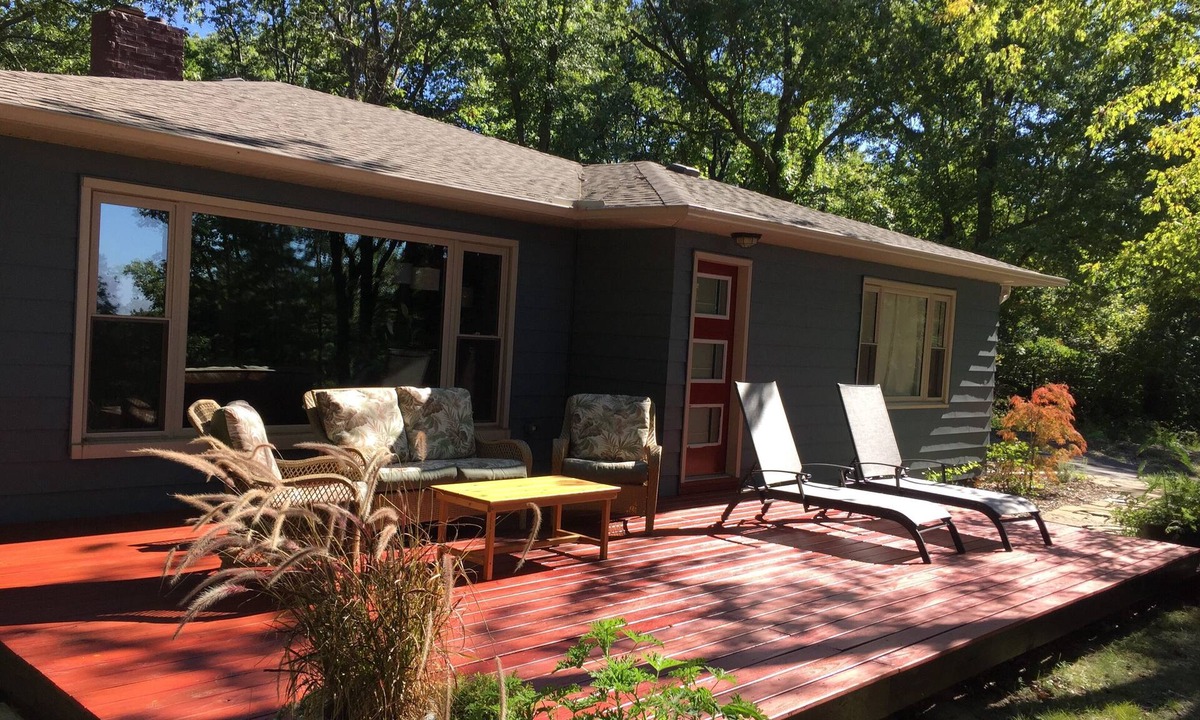 Coloma House | Norwood Cottage on lake Michigan, sleeps 6, dogs welcome