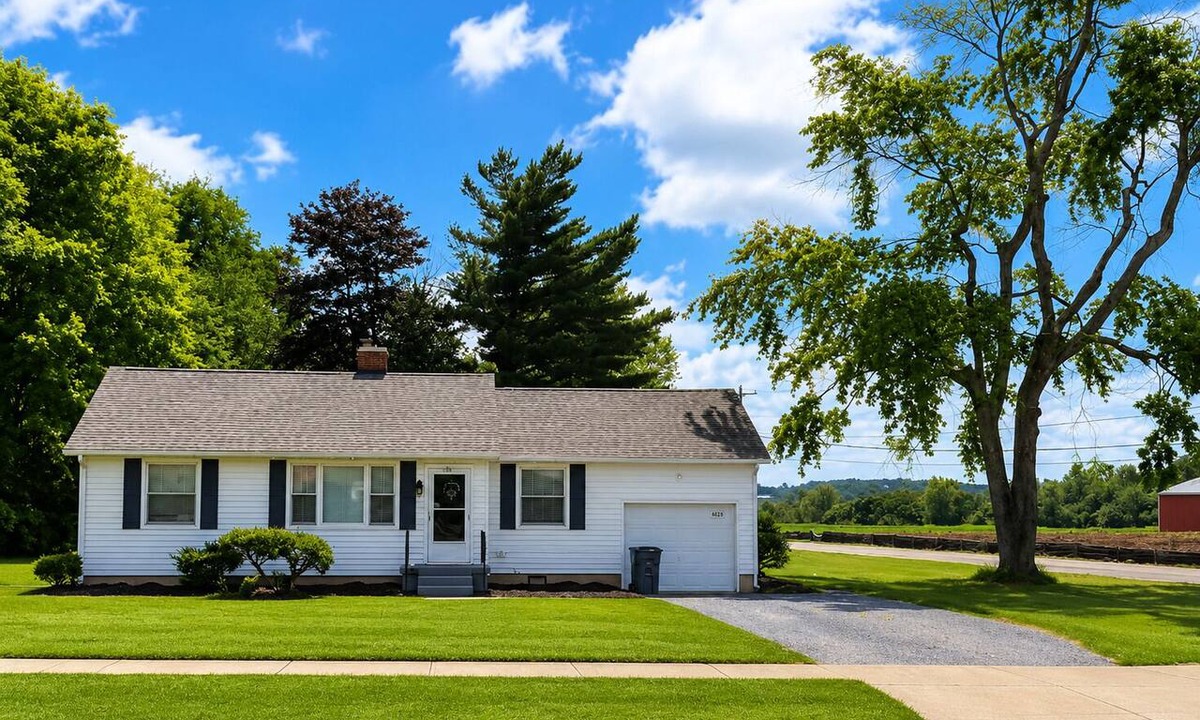 Paducah House | Olivet Cottage, Sleeps 14, Family Retreat Minutes from Paducah