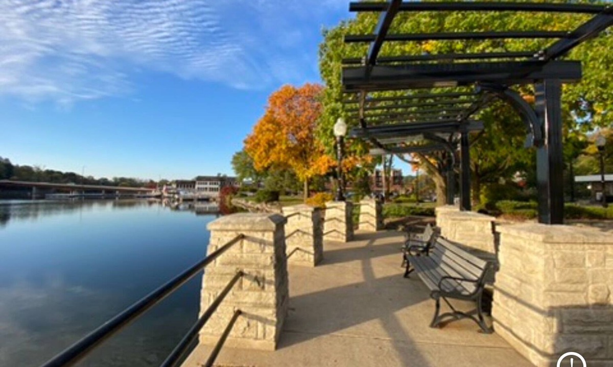 Algonquin Apartment | On the Fox/River Hot tub/Sauna/Kayaks/Deck with lounging and dining/Free Parking