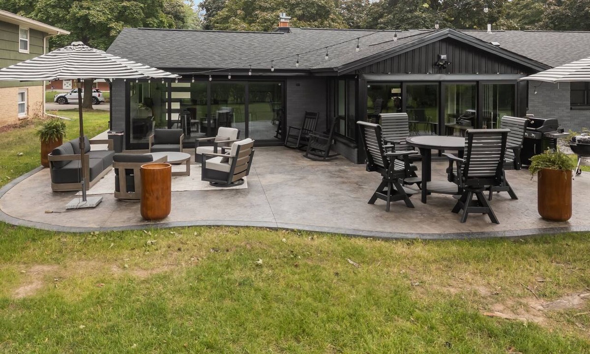Ashwaubenon House | Pack Em Inn 2 – Walk to Lambeau & Titletown