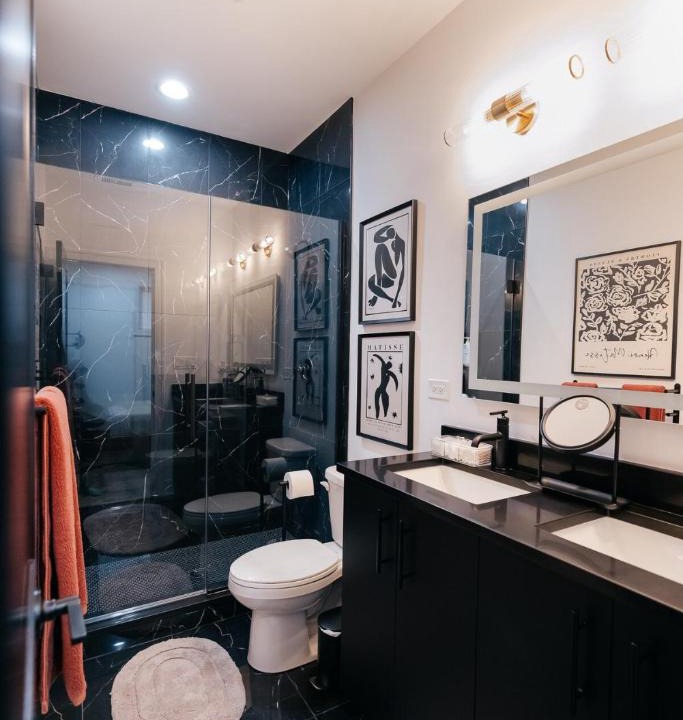 Woodlawn Apartment | Parisian Retreat 6min to Main Quandrangle U of C