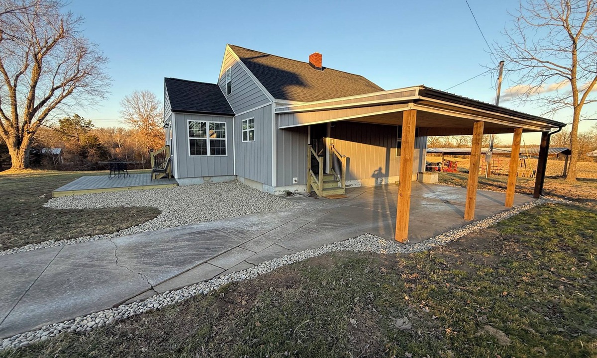 Anna House | Pa’s House is an enjoyable, entirely remodeled, 2-bedroom farmhouse near Anna.