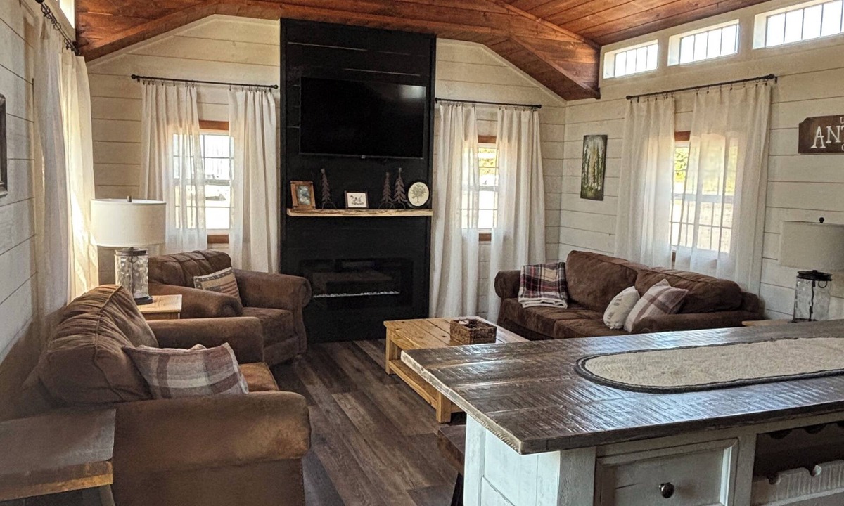 Benton Cabin | Paws and Unwind at Black Dog Cabins, 2-bedroom cabin 1/2 mile South of Rend Lake