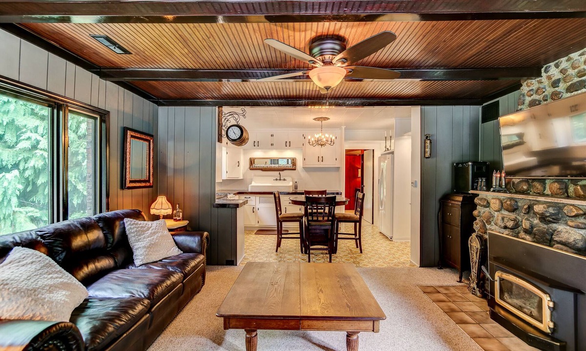 Holland House | Pay for 3, stay for 30! ~ Historic Home Close To Several Lake Michigan Beaches!