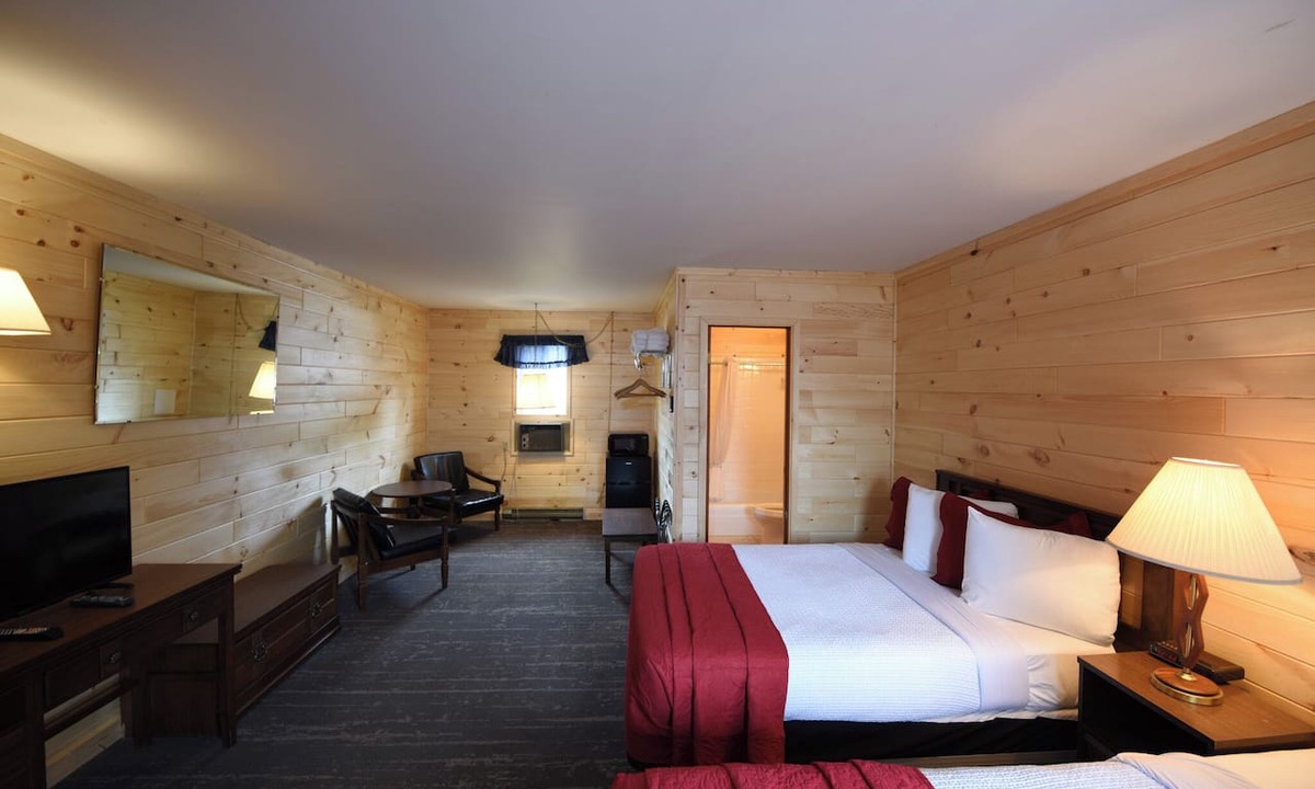 Mackinaw City Hotel | Peaceful 1-bedroom in the heart of downtown Mackinaw City.