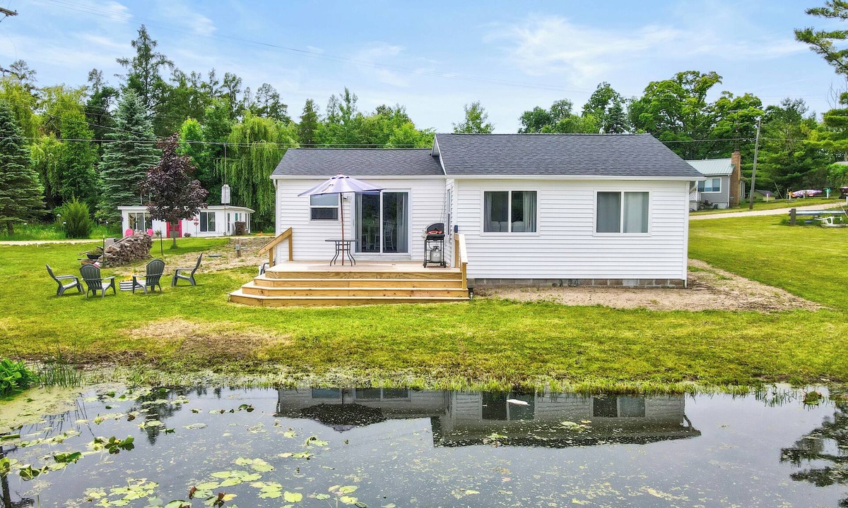 Six Lakes Cottage | Peaceful 2-bedroom cottage on beautiful First Lake in Six Lakes, Michigan.