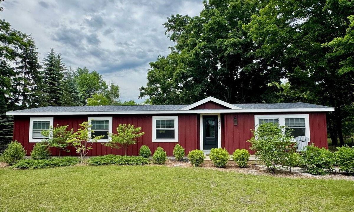Maple City House | Peaceful, dog‑friendly 3BR cabin near Glen Arbor with fenced yard!