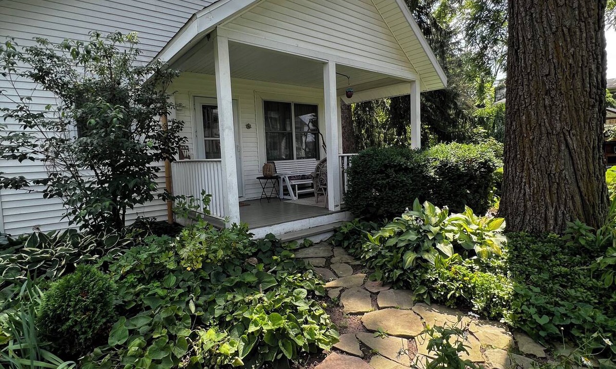 Mitchell Cottage | Peaceful Garden Cottage Near U of M in Ann Arbor Sleeps 4