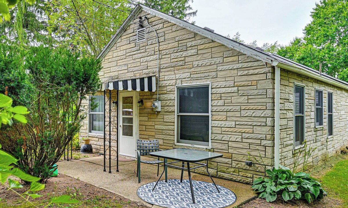 Hudson Lake Cottage | Peaceful Grams Lake Stay Near Notre Dame
