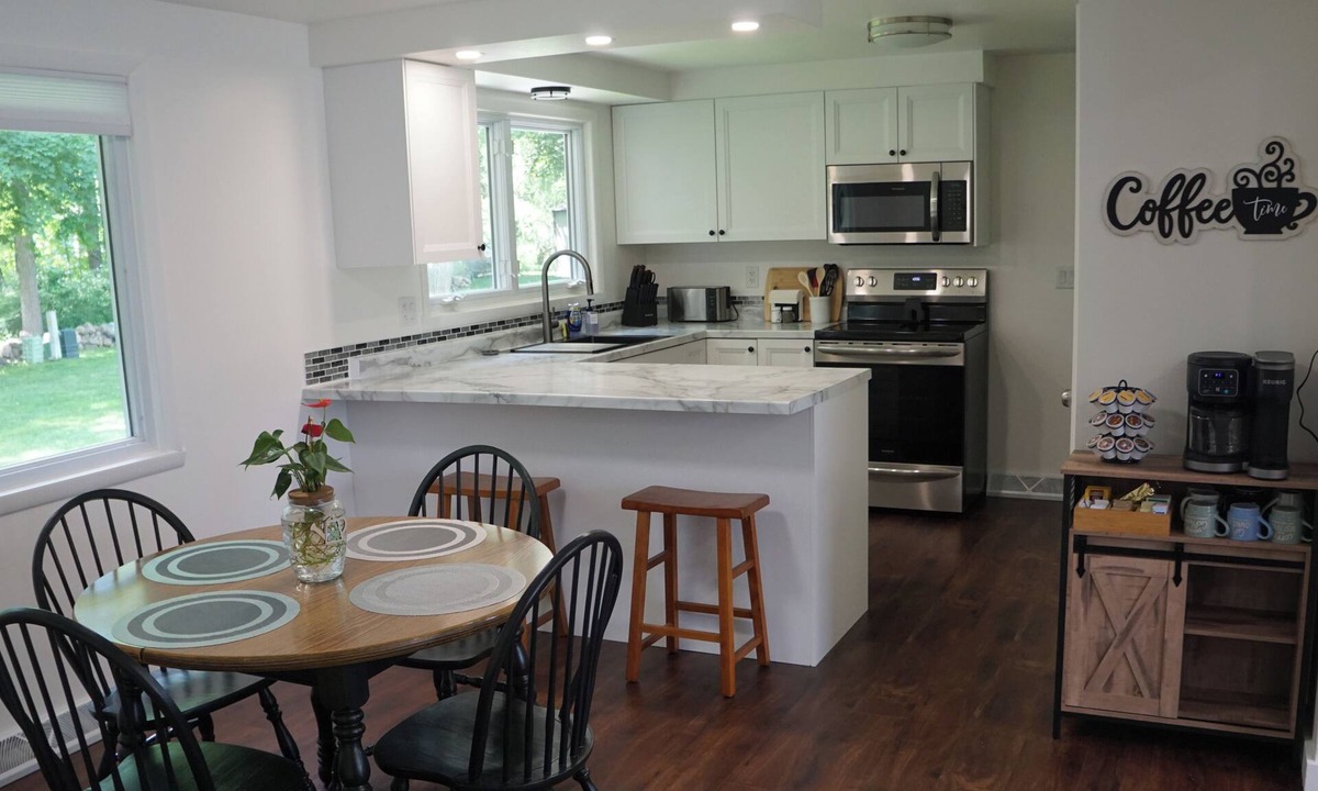 Howards Grove House | Peaceful Home Base: Comfy Beds: Road America, Golf & Lake Michigan