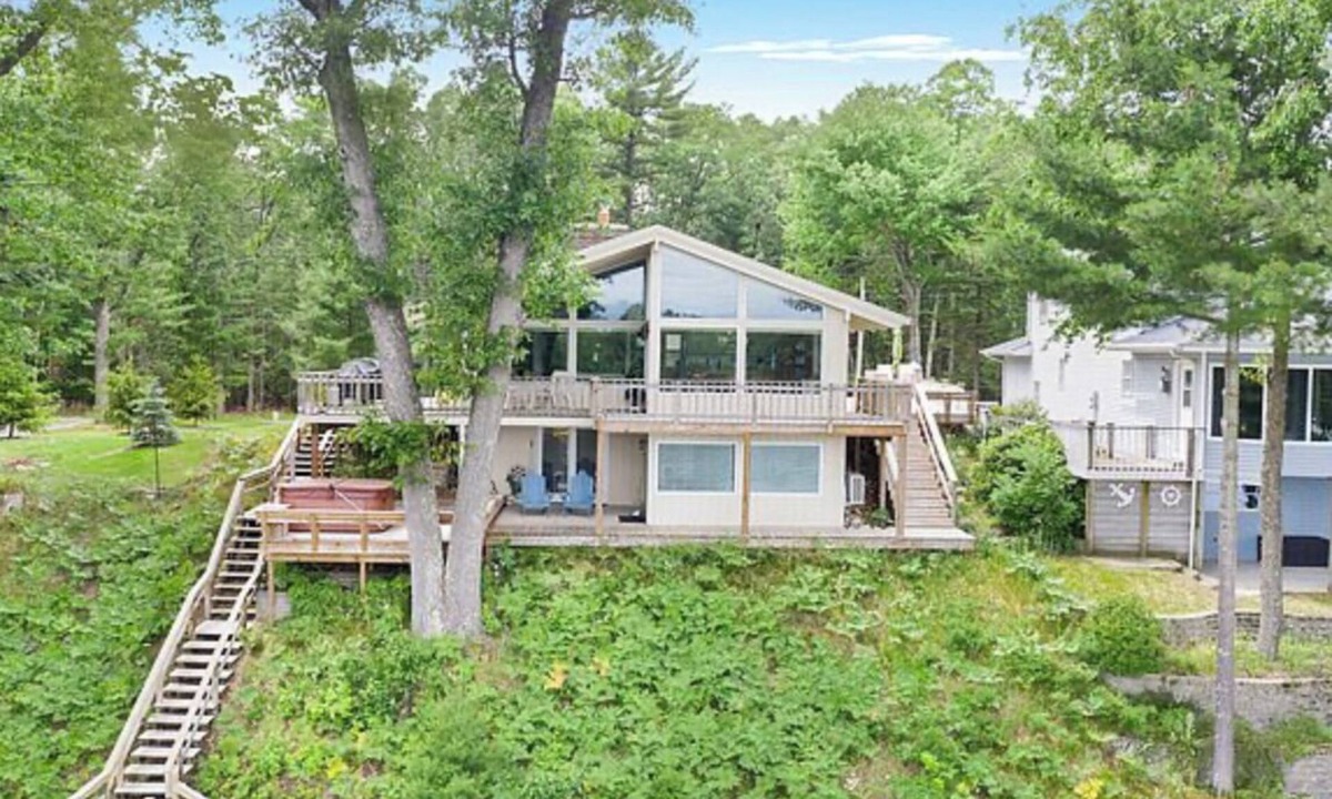 Pentwater Cottage | Pentwater Oasis, 4-bedroom house on Pentwater Lake, private docks available