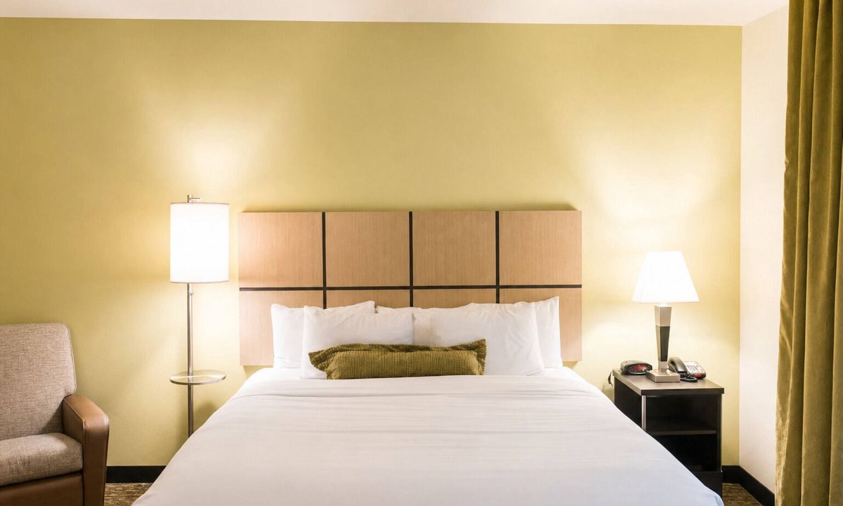 Denham Springs Hotel | Pet-Friendly Stay w/Kitchenette Near Bass Pro Shops, Dining & I-12 Access