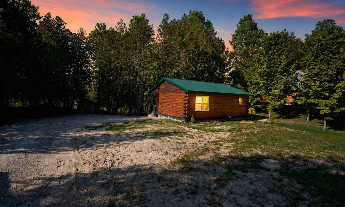 Beulah House | Platte River Cabin: Summer Bliss: Kayak, Fish & Relax by the River!