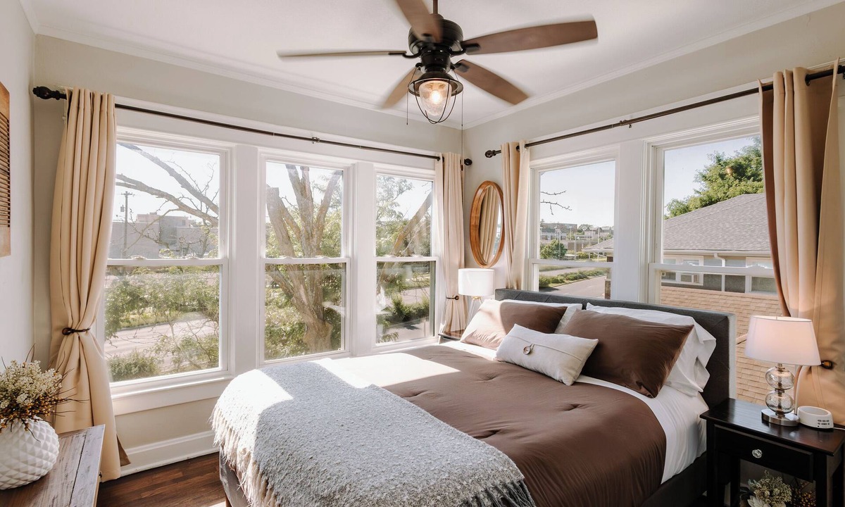 Kansas City House | Plaza Corner - 1 Block from Street Car and Plaza