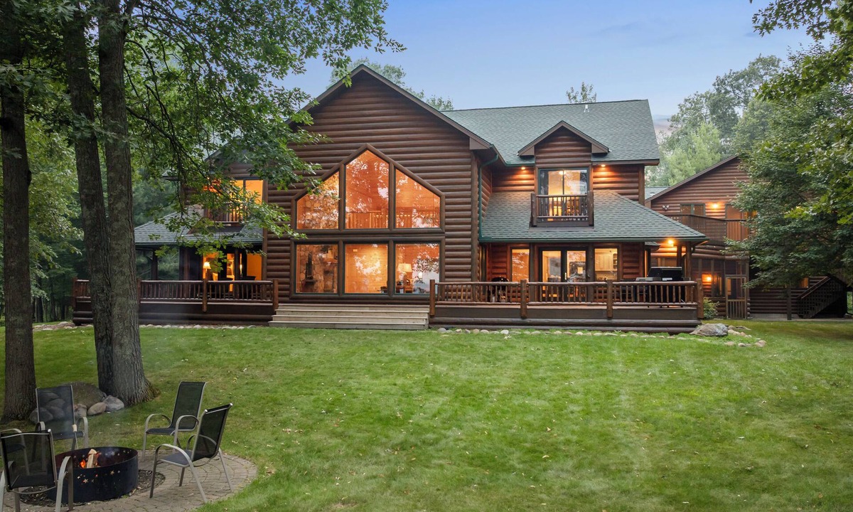 Crosslake Cabin | Pontoon| Game Room| Hot Tub| Built in Theatre