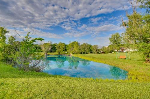 Stoutsville Apartment | Pool & Fishing Access: Apt Near Mark Twain Lake