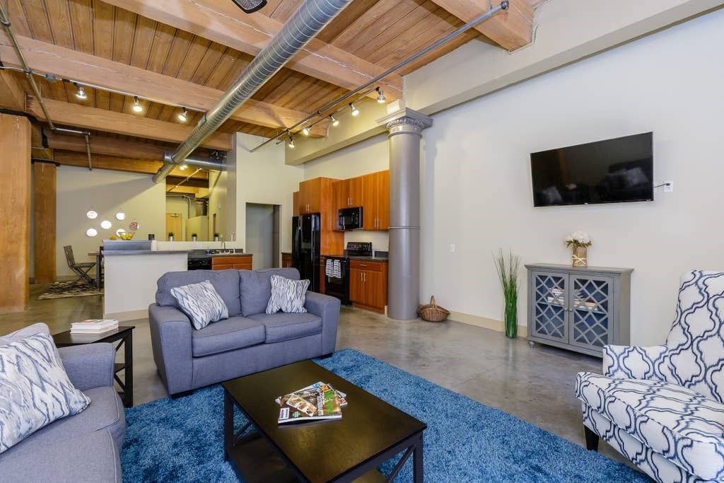 Downtown West Apartment | ♦️POSH LOFT♦️ Walk to CtyMu | Cvtn Ctr | Aquarium