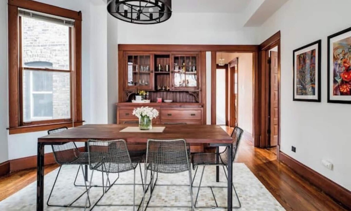 Wrigleyville Apartment | Prime Sunny Lakeview Apartment: Walk to Wrigley and More