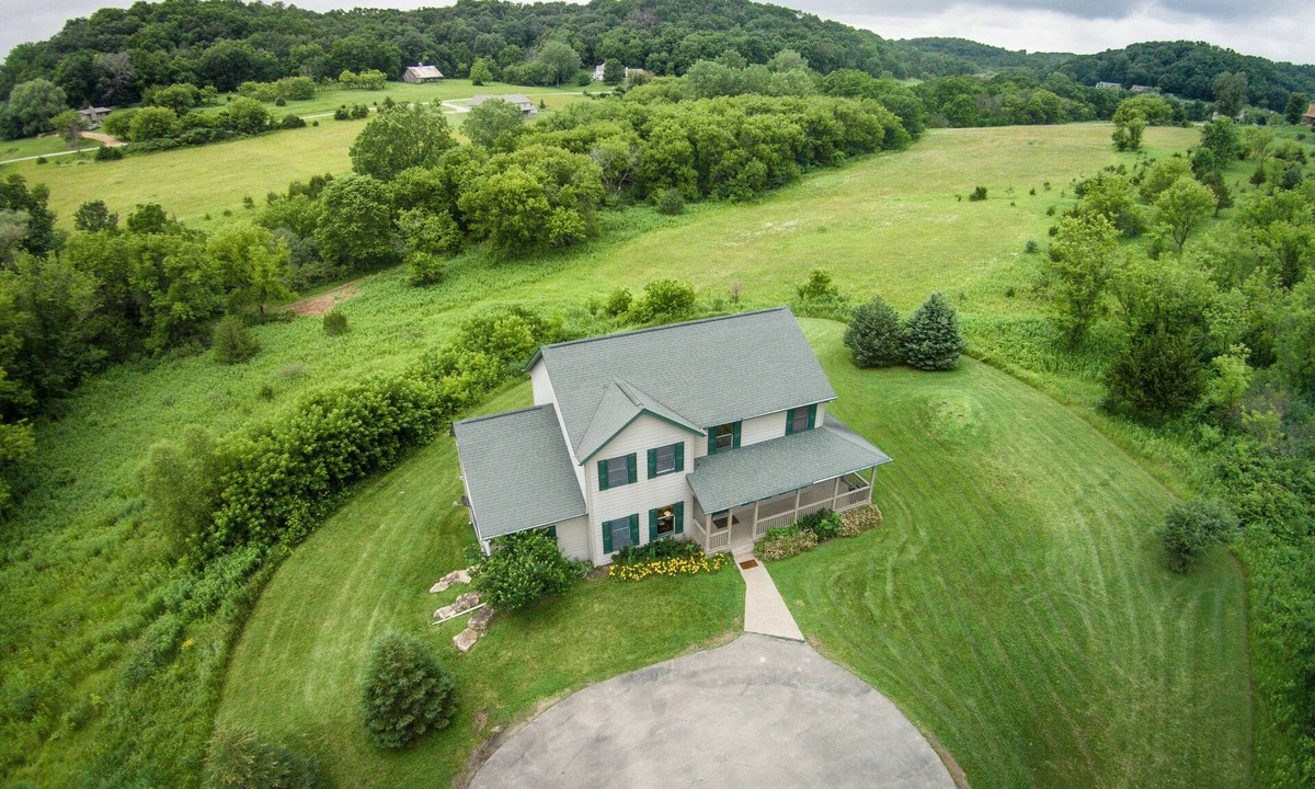 The Galena Territory House | Private 2 acres, Huge Deck, Hot Tub, Fitness Room, Movie Room & Pool Table