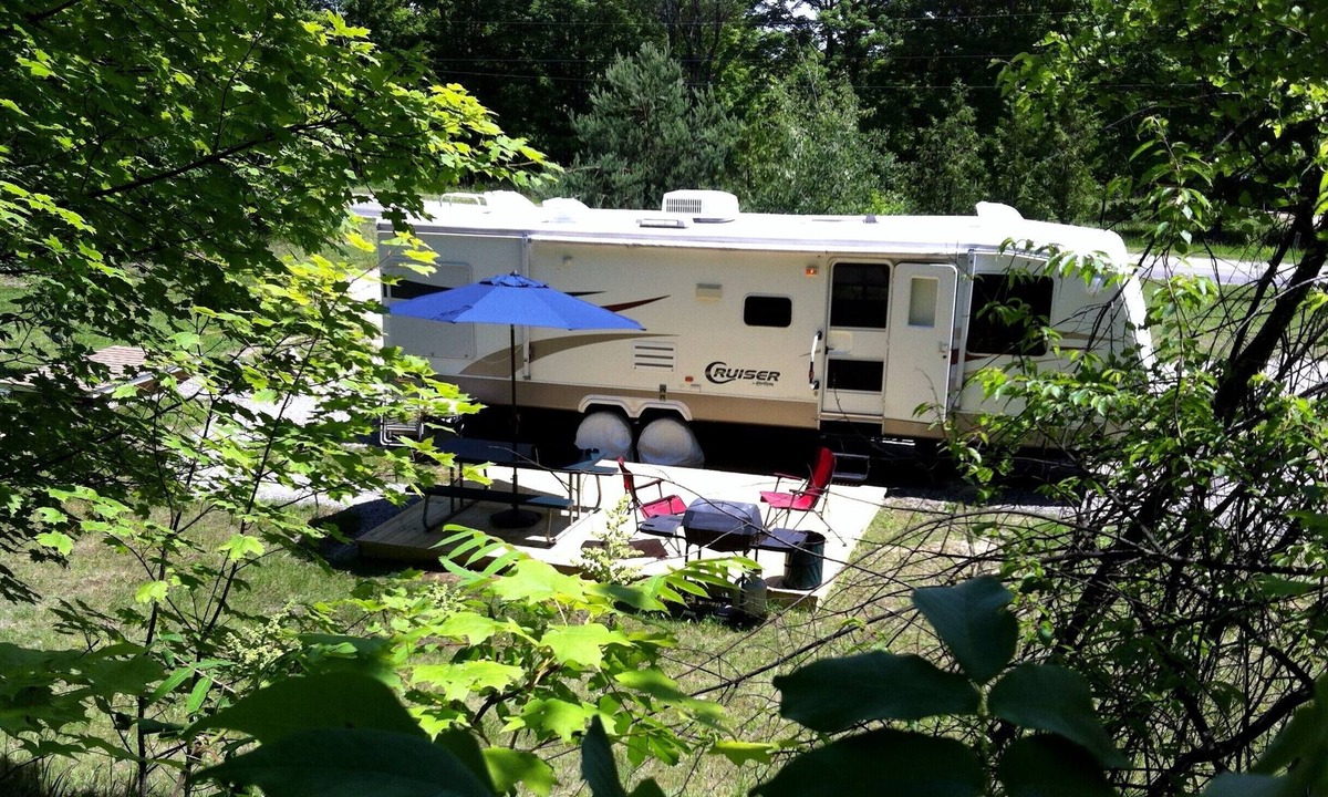 Suttons Bay House | Private Caravan on beautiful 2.5 acre wooded setting close to village and beach