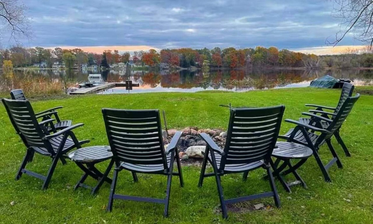 Holly House | Private Lake Escape with 4 Kayaks, Pedal boat, Fire Pit & Beautiful Sunrise View