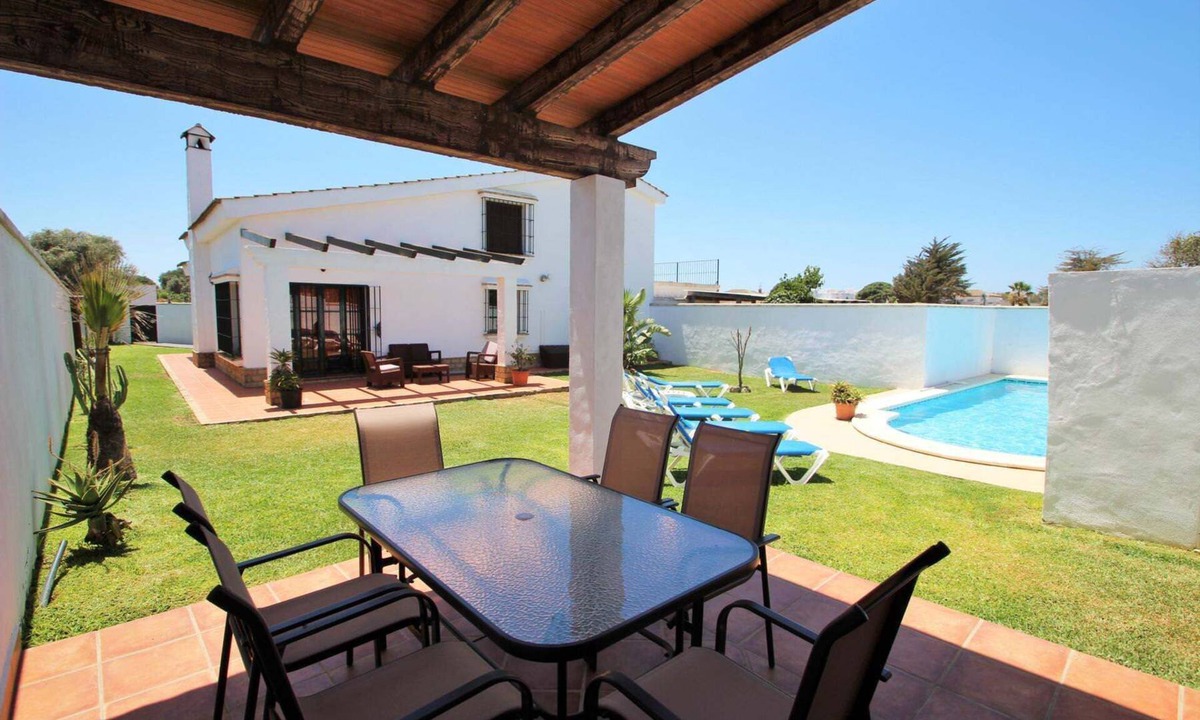 Conil de la Frontera House | Private pool, beautiful landscaped garden, covered barbecue terrace, 2 bathrooms - Casa Arenas -