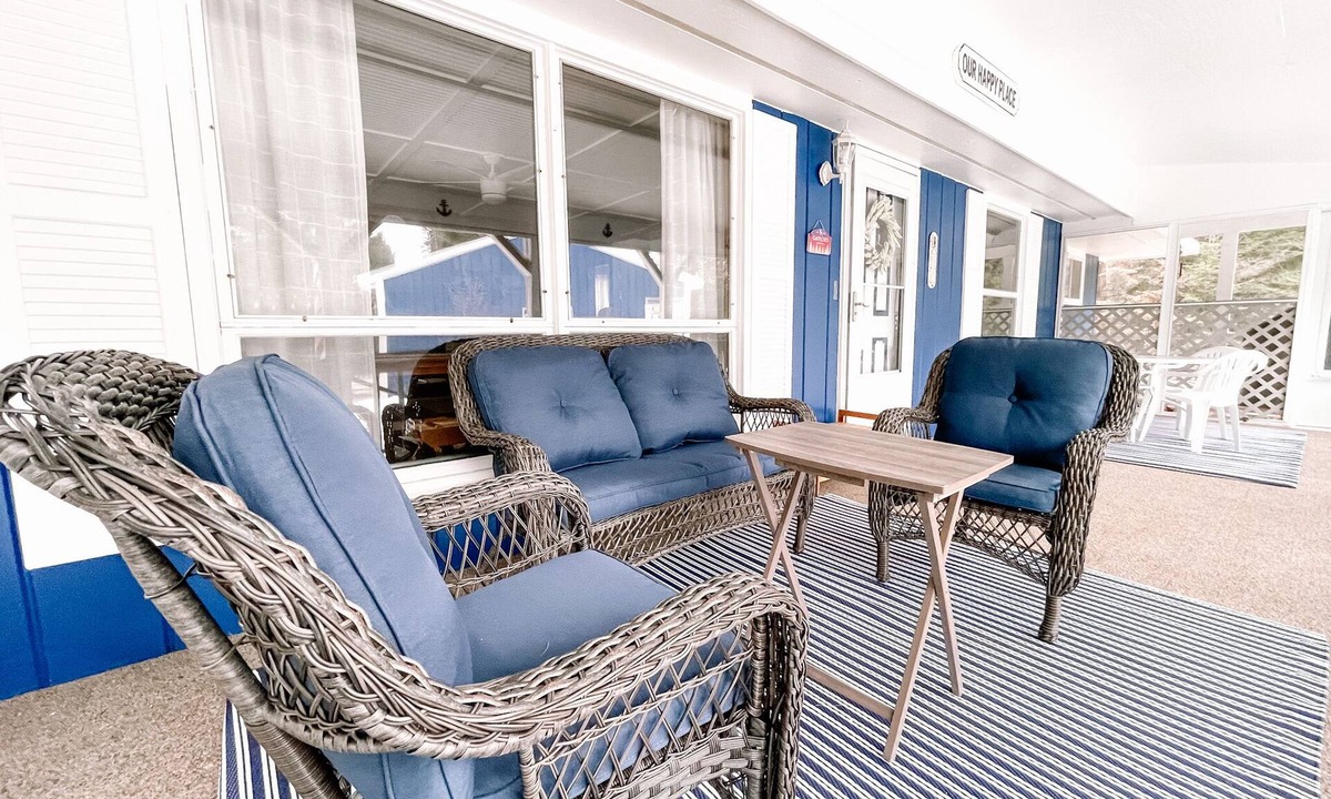 Michaywe House | Private Screened Porch with Michaywe Amenities