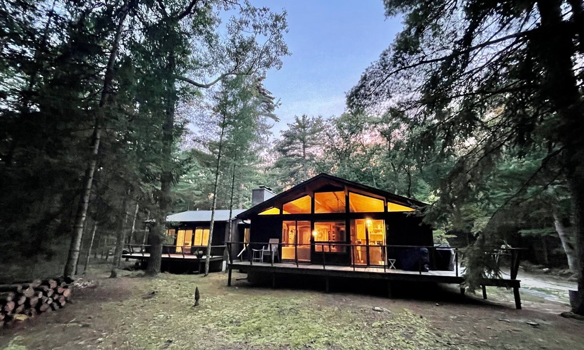 Pentwater House | Private Wooded Retreat | Screened Porch + Firepit