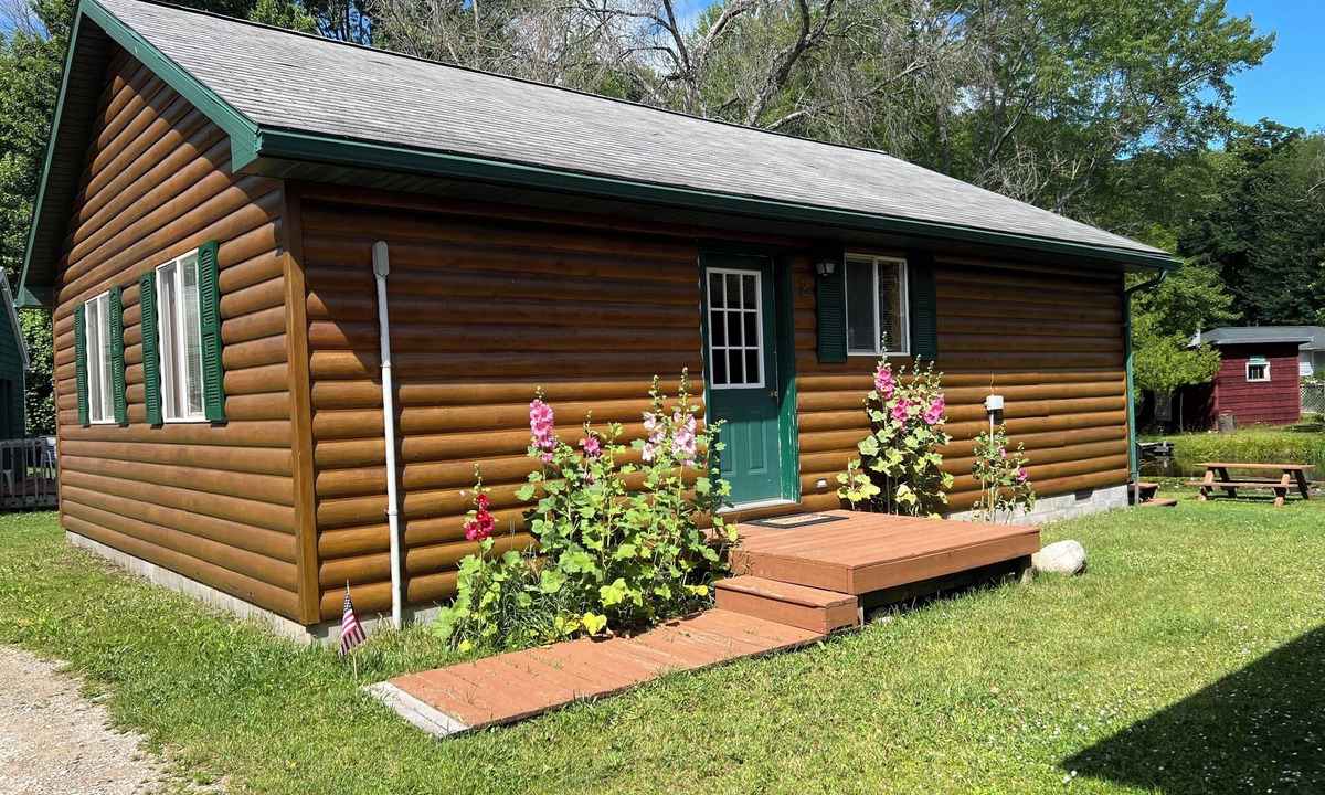 Curtis Cabin | Quaint & cozy riverside 2-bedroom cabin in Curtis perfect for a relaxing getaway