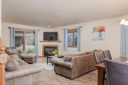 Neenah House | Quiet 3 Bedroom - Minutes from Airport and Mall