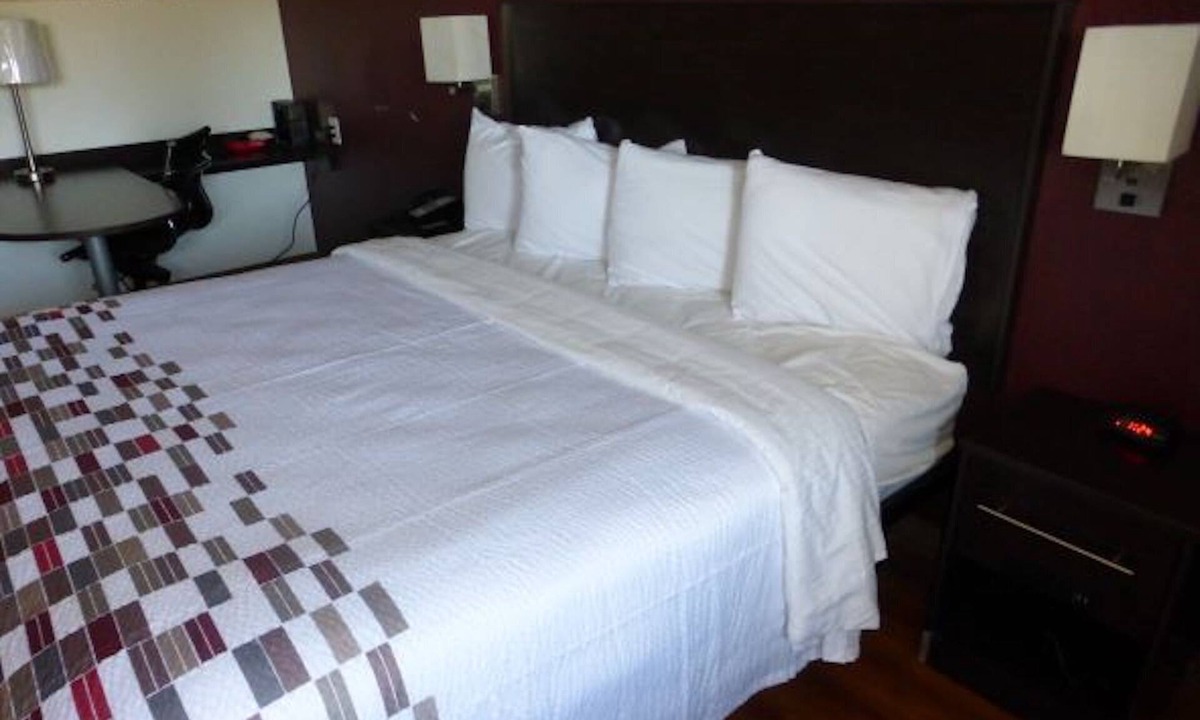 Florissant Hotel | Red Roof Inn St Louis - Florissant