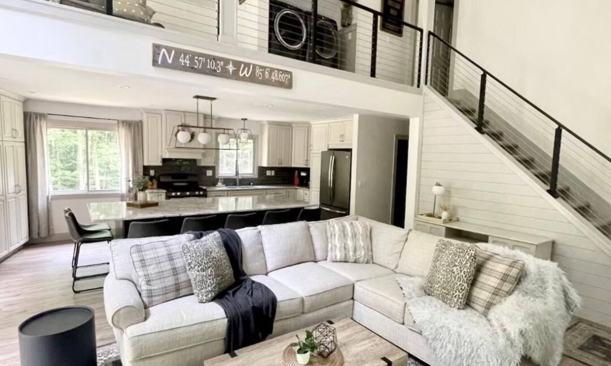 Bellaire Ski Chalet | Relax & Explore~Charming Chalet Near Torch Lake. Minutes from Shanty Creek