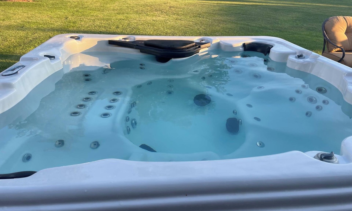 Muskego House | Relax N Rentals Tranquil Escape 2BR Muskego WI Hot Tub