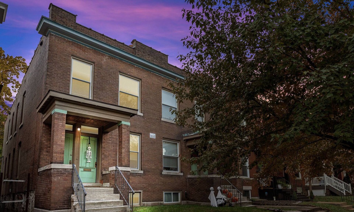 Tower Grove East Apartment | Remodeled cozy apartment centrally located near hospitals and universities!