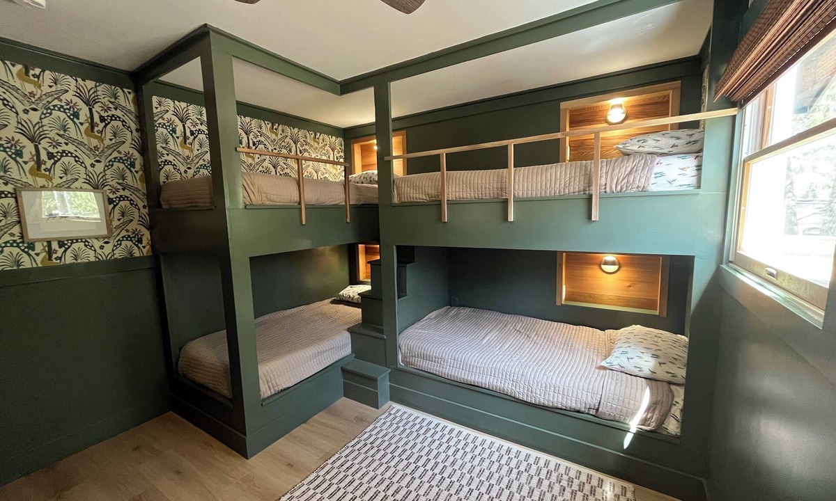 Central Lake House | Remodeled + Intermediate Lake + Kayaks + 10 Miles to Torch Lake + Bunkroom