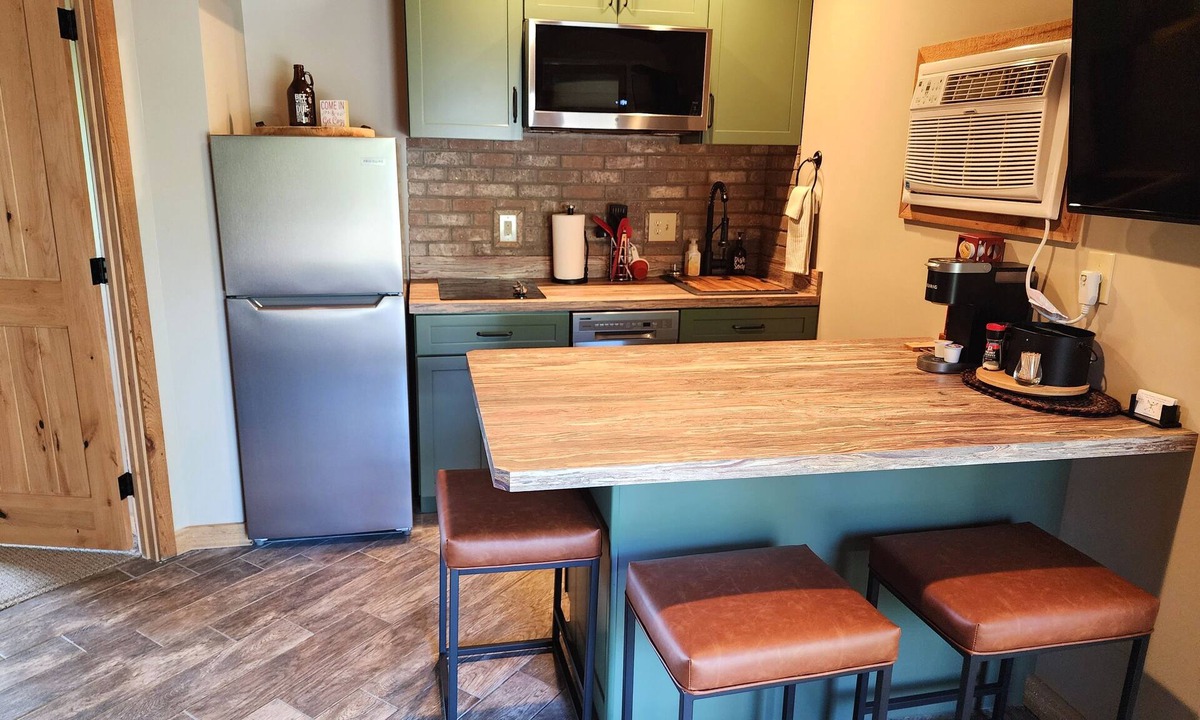 Mancelona Condo | Renovated! Cute, 1 bdrm sleeps 2 Golf/ski. pool and Wifi! new KING bed.
