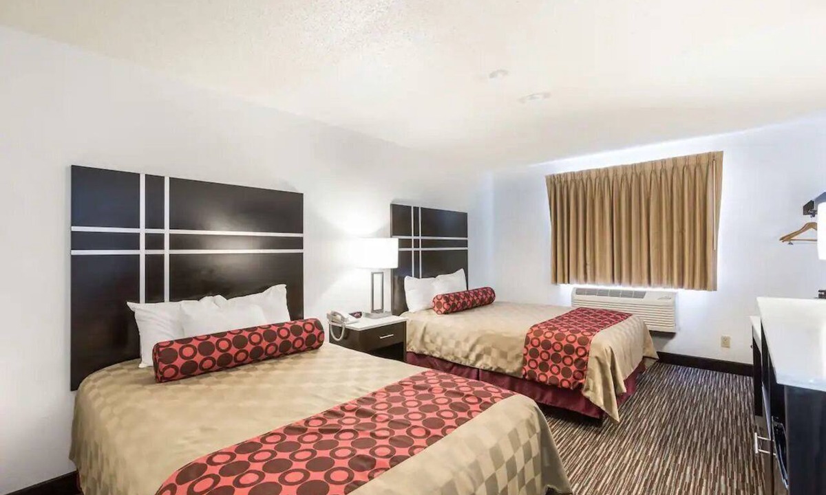 Charlotte Hotel | Rest Easy in Our Clean, Peaceful Rooms—Perfect for Families and Road Trippers