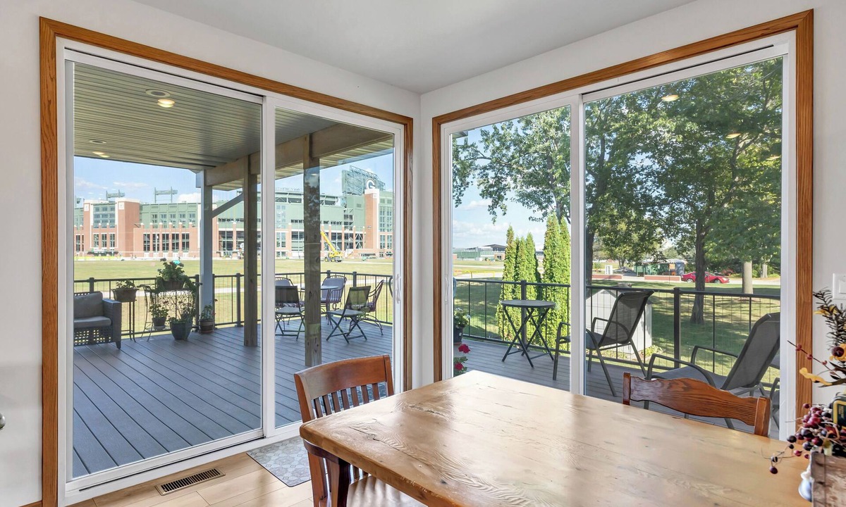 Ashwaubenon House | Ridge Road Retreat - Lambeau’s Closest Neighbor!