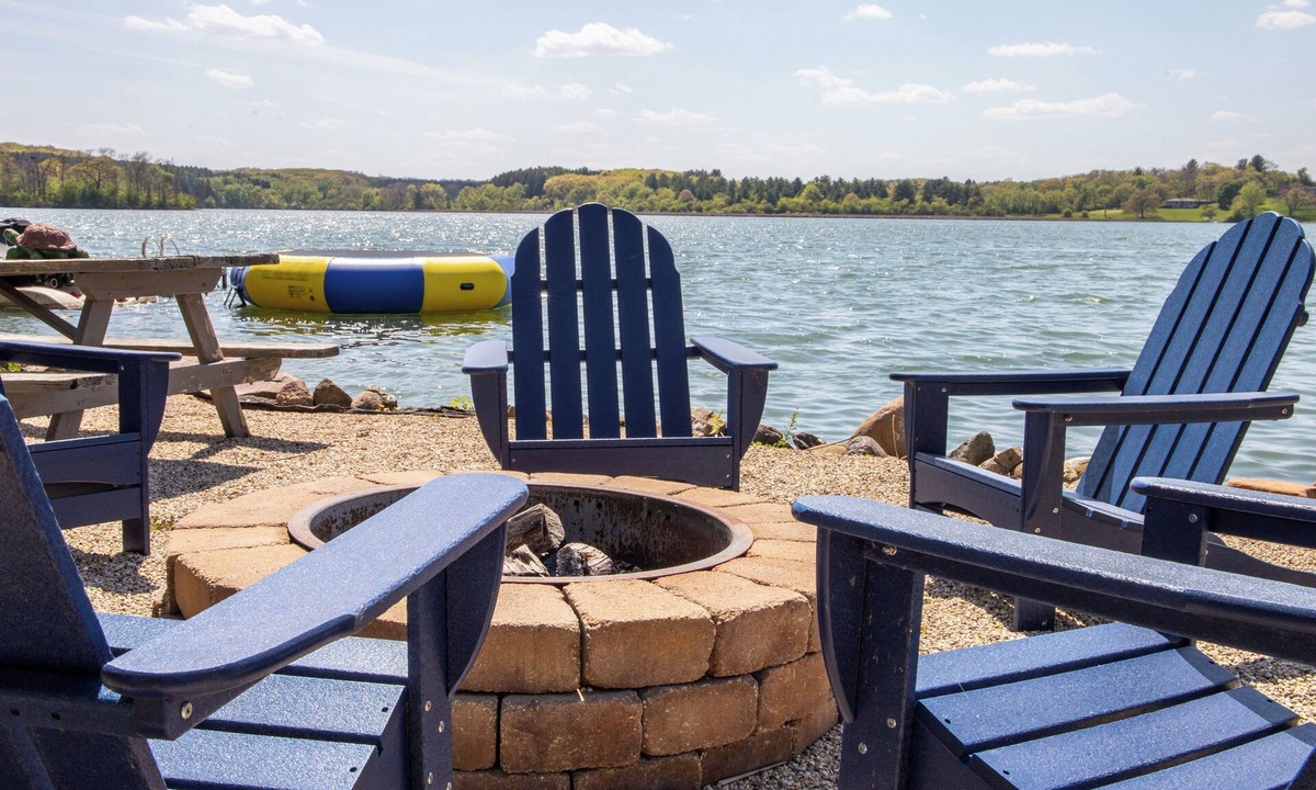 Whitewater House | Rifugio on Chapel, A 3-bedroom Lakefront Retreat on beautiful Whitewater Lake