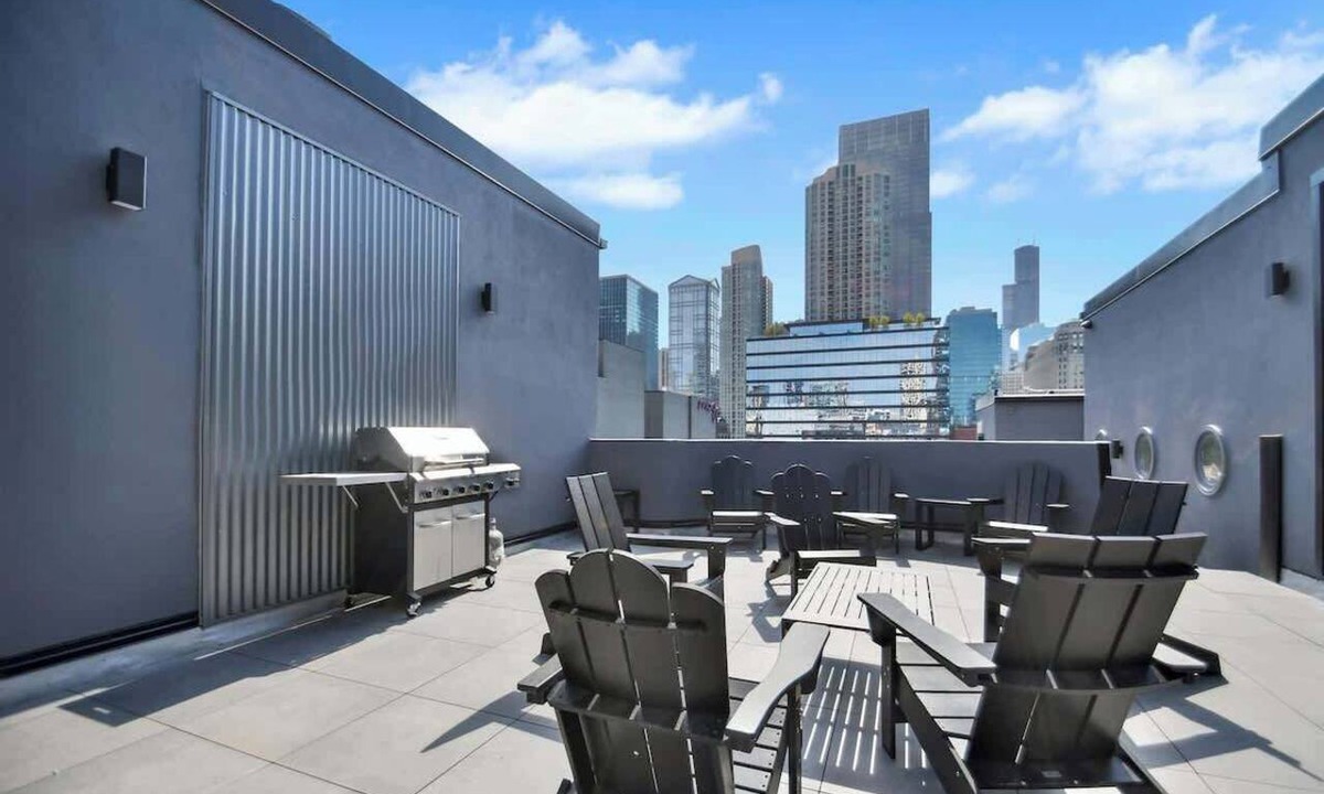 Near North Side Apartment | River North Rooftop With In and Out Parking 3